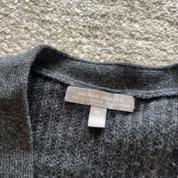 Neiman Marcus The Cashmere Collection Grey V Neck Button Up Cardigan - Picture 2 of 4